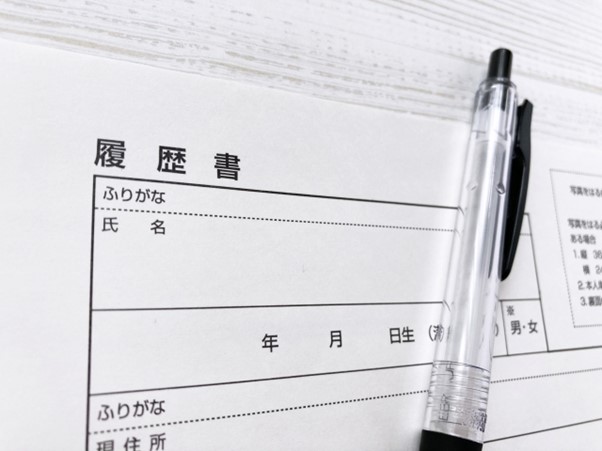 履歴書とボールペンの写真