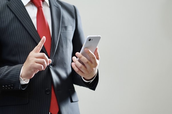 ビジネスマンがスマホで検索