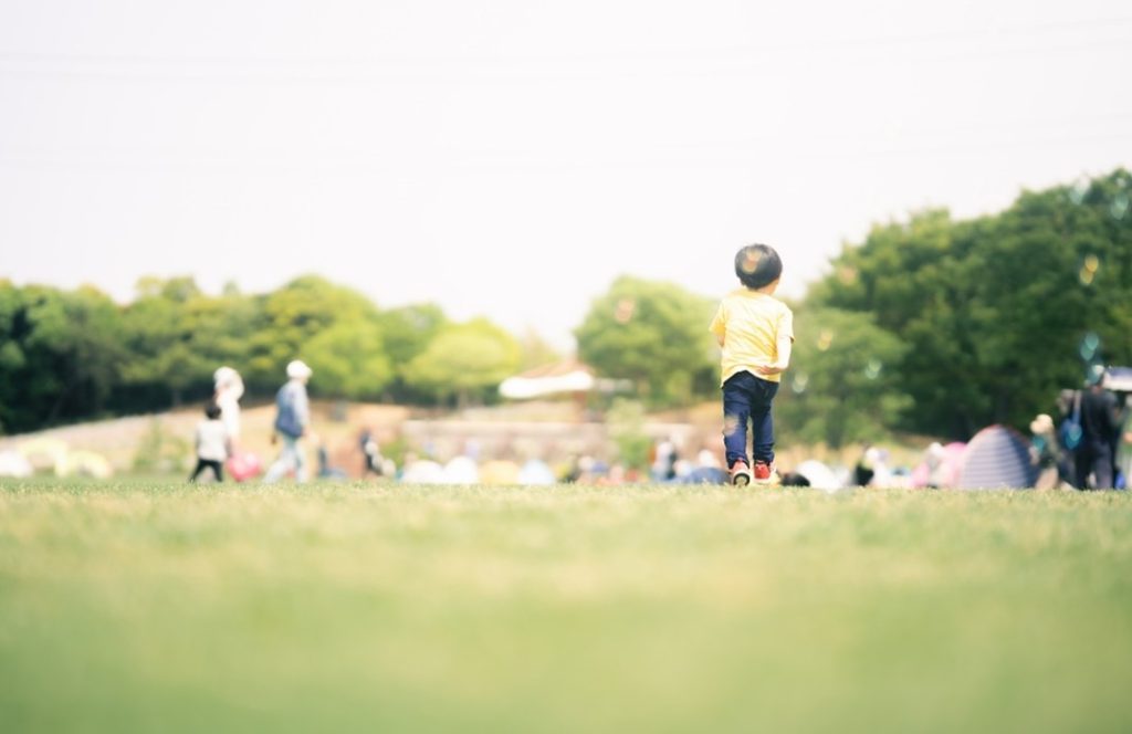 広場に人のいる写真