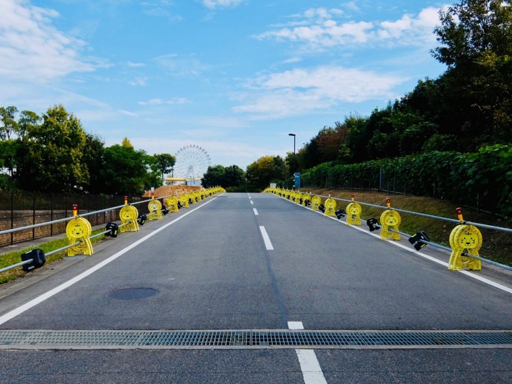 遊園地に続く道路