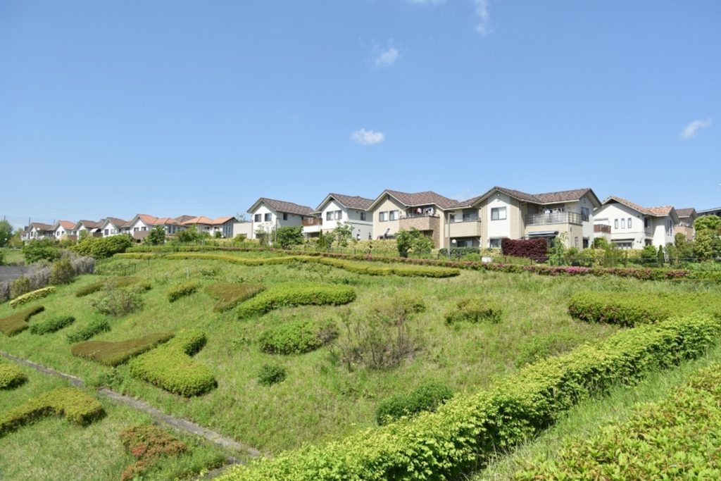 住宅街を臨む公園