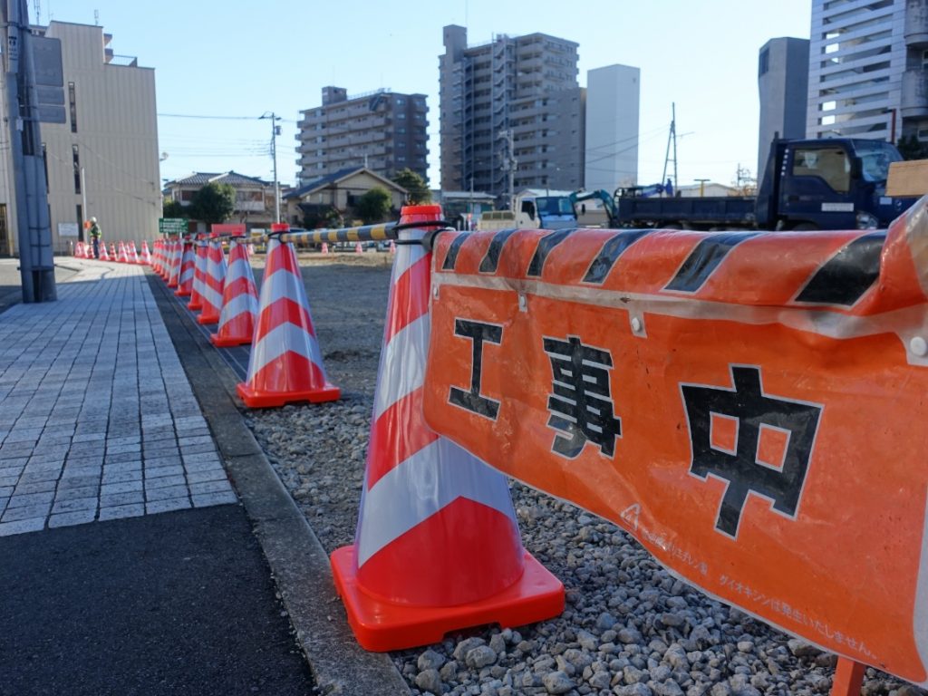 工事中の表記がついたコーン