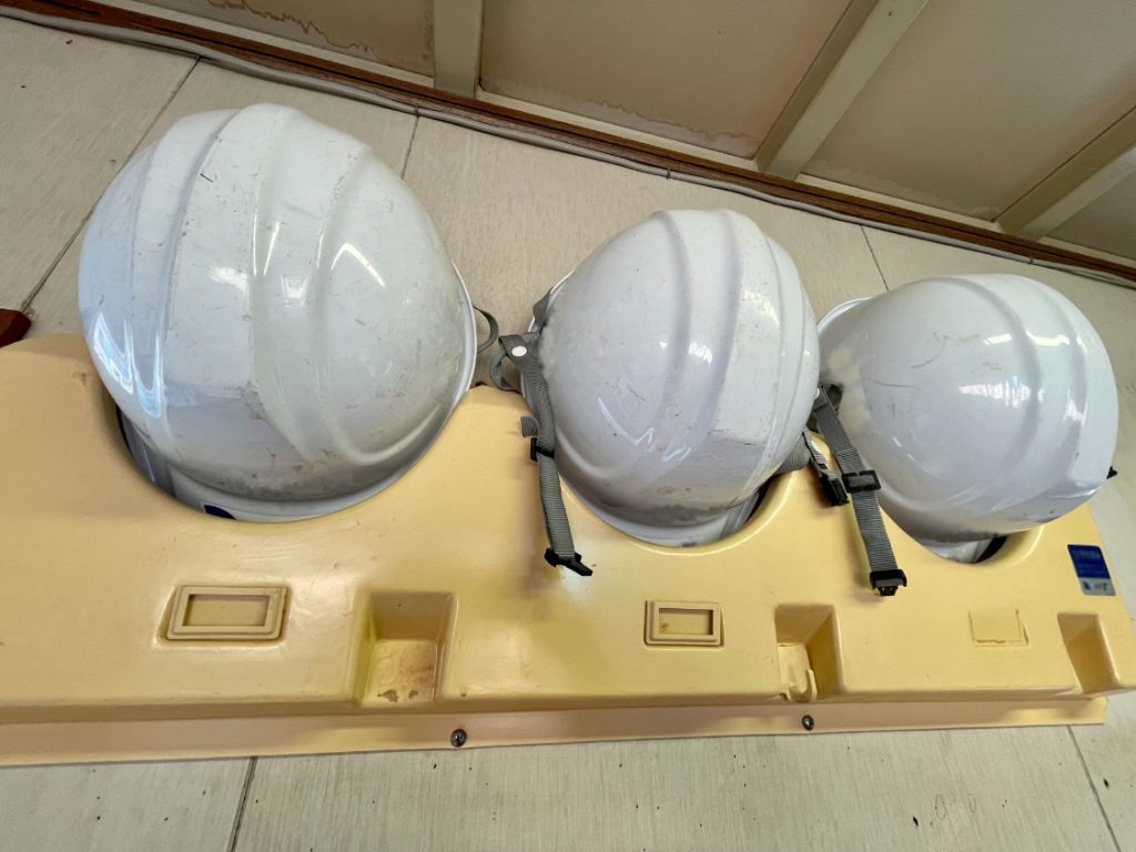 3つ並ぶヘルメット