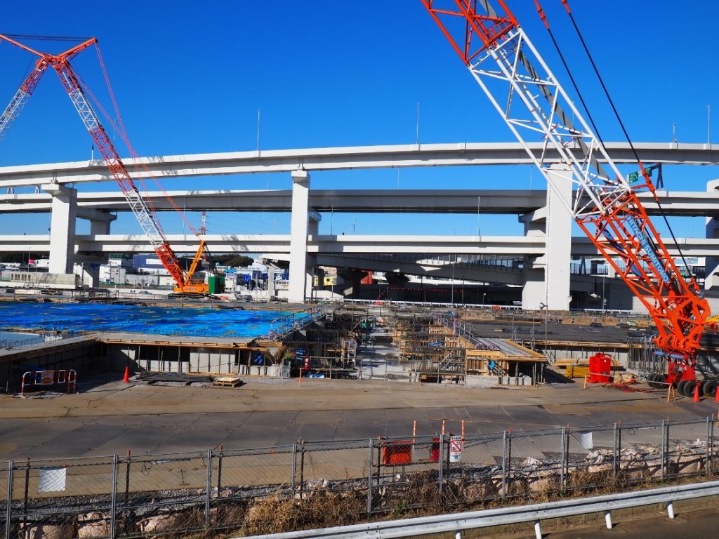高速道路下の工事現場