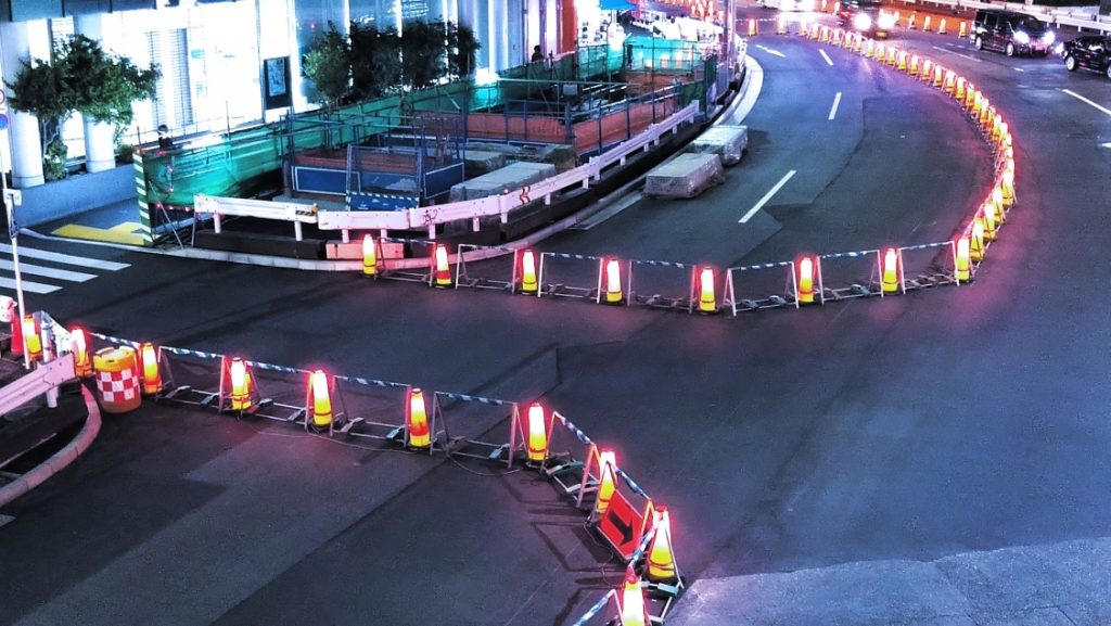 夜に光るカラーコーン