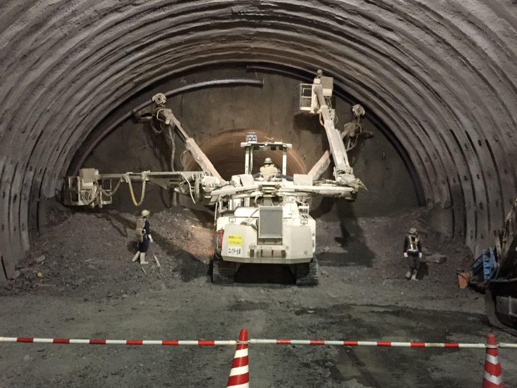 トンネル工事用の特殊な重機