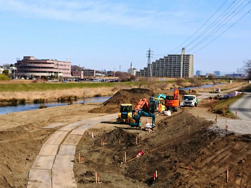 河川土手下の工事中の写真