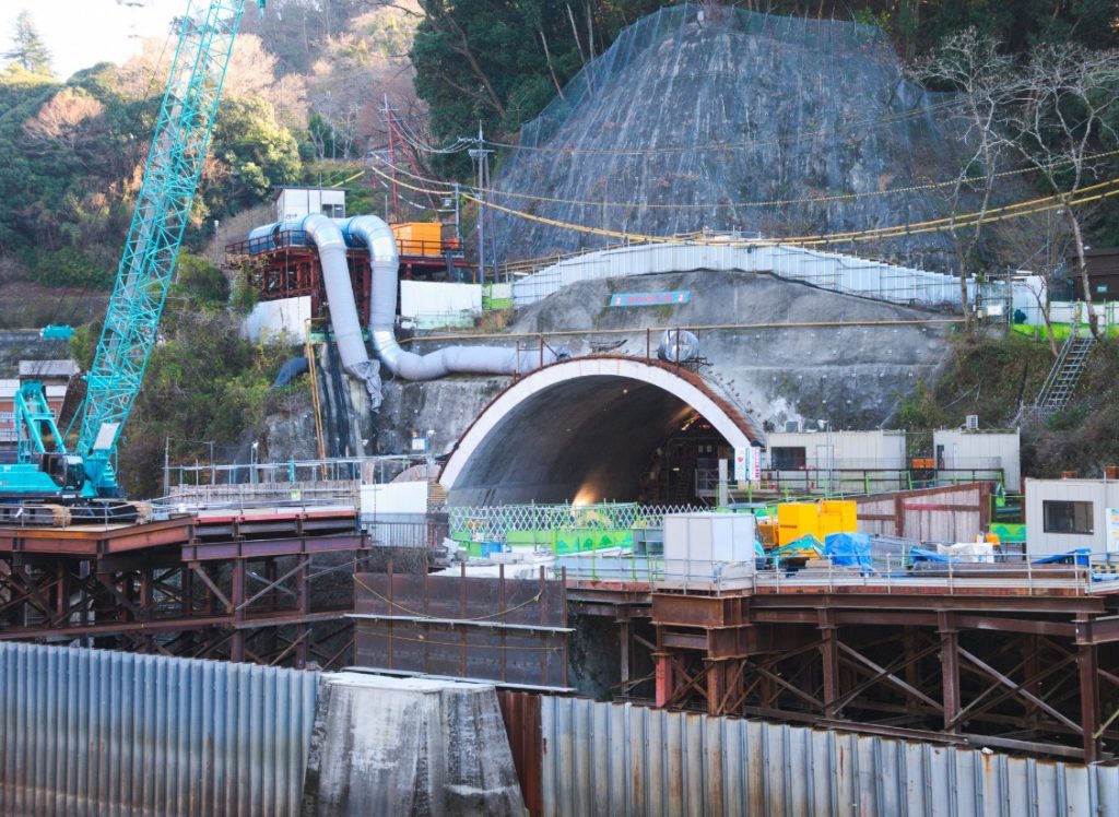 外側から見たトンネル工事中の写真