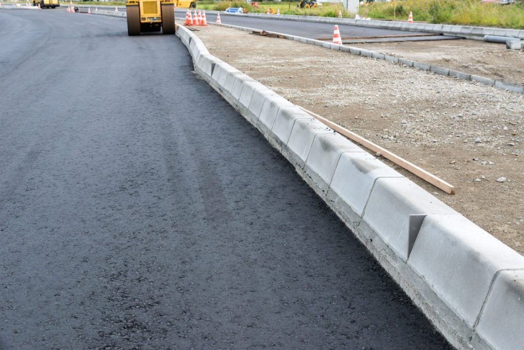 コンクリート敷きたての道路