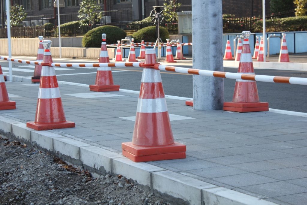 カラーコーンの並ぶ歩道