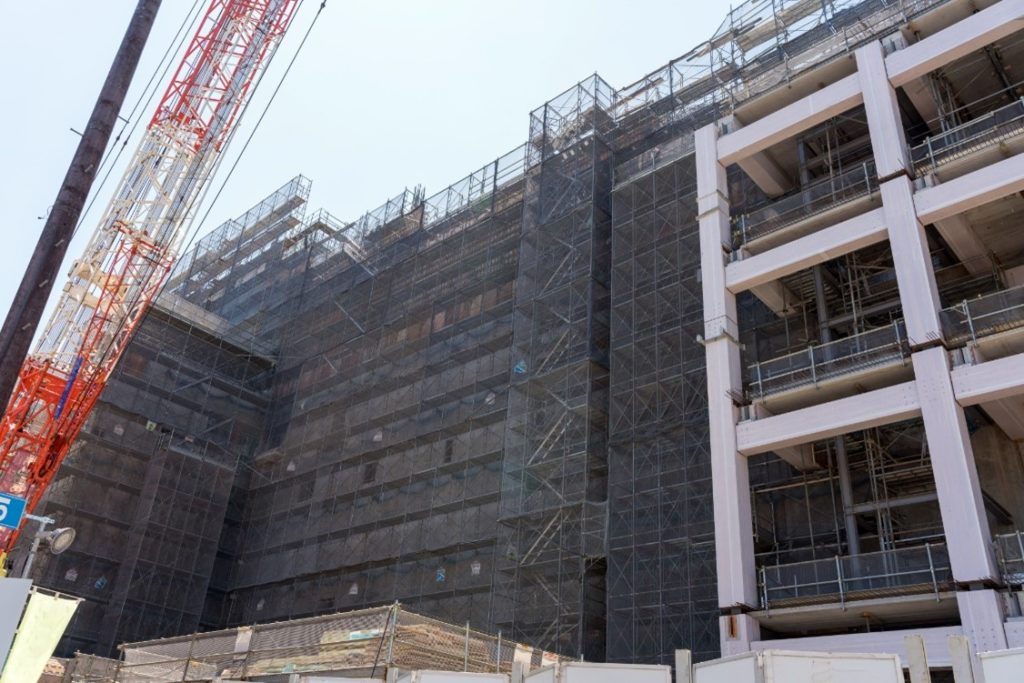 建設中の大きく広い建物
