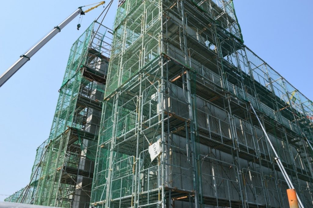 工事中の建物にかかる緑のネット