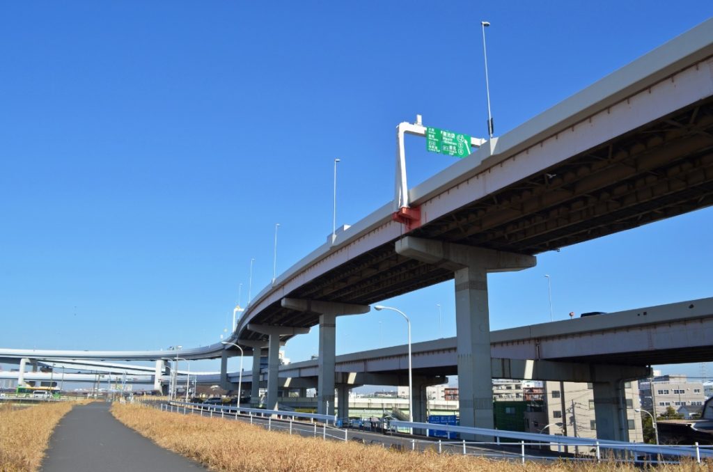 斜め下から見た高速道路