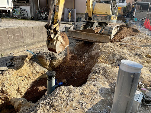 地面を掘り返す工事の写真