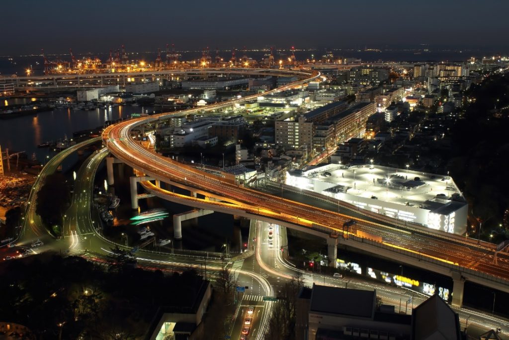 夜に差し掛かる高速道路