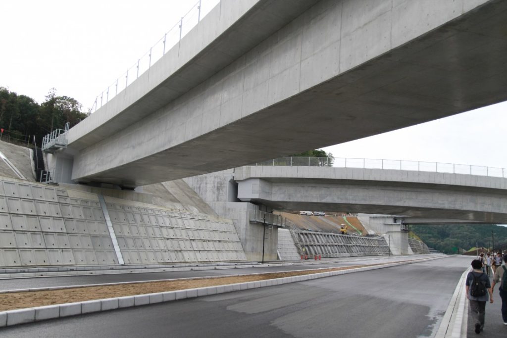 完成したての高速道路下