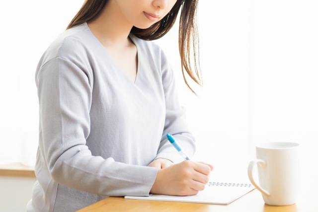 何かをノートに書く人