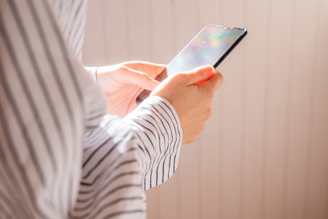 スマホを両手で操作する様子