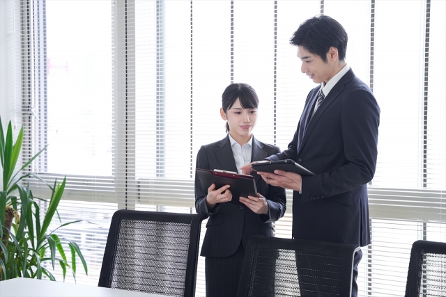スーツ姿の男性と女性
