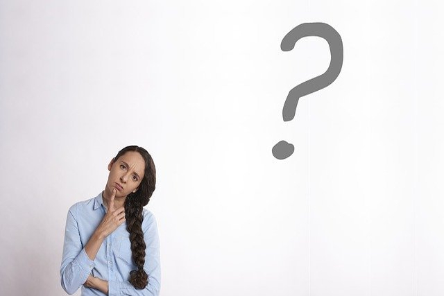 大きな疑問を持つ女性